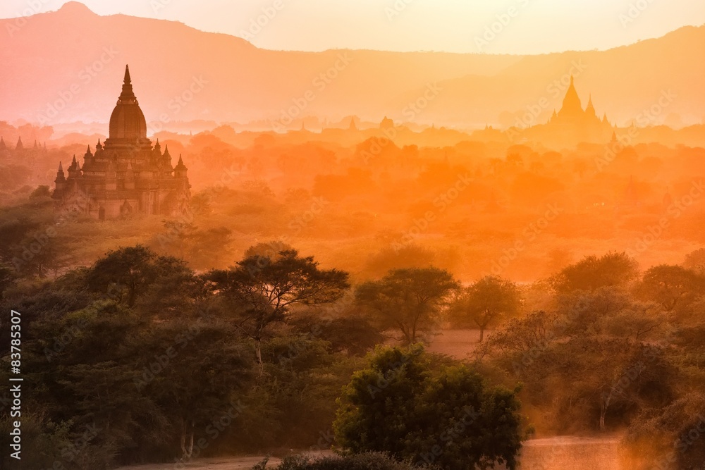 Obraz premium Pagoda landscape at dusk in Bagan