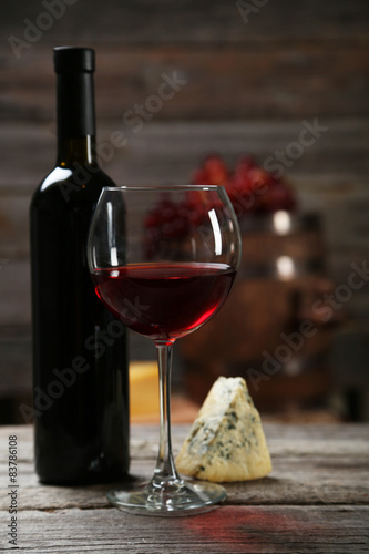 Glass of red and white wine, cheeses and grapes 