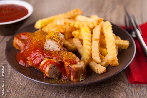 Currywurst und Pommes Frites