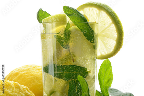 bicchiere con acqua limone e menta photo