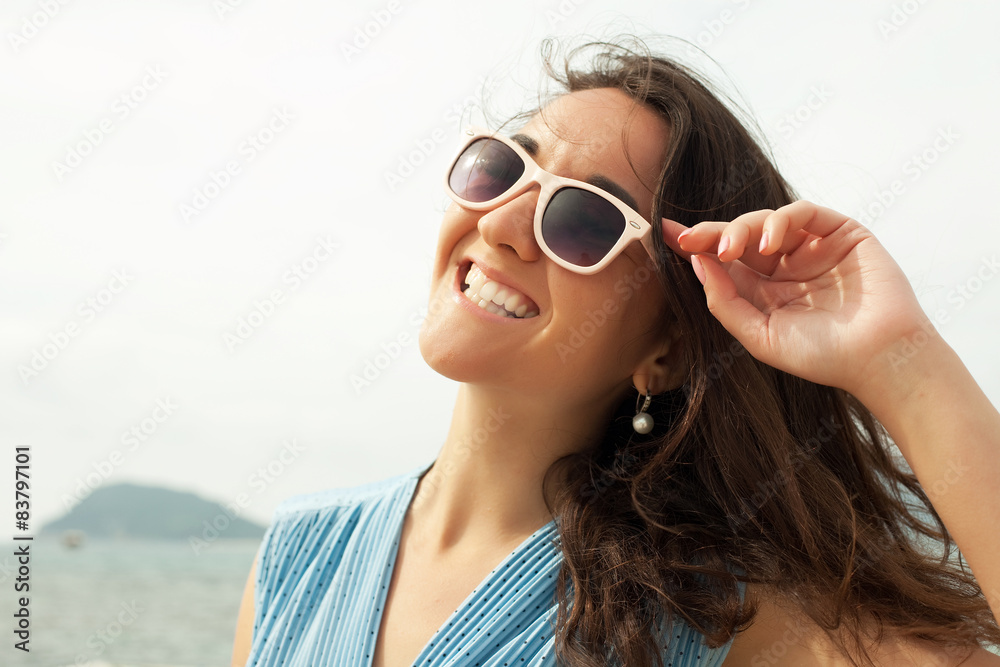 Naklejka premium close up Happy woman near ocean