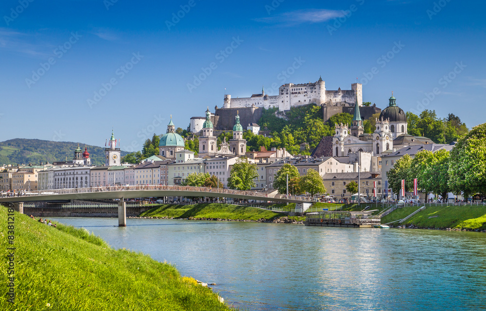 Naklejka premium Historyczne miasto Salzburg z rzeką Salzach w lecie, Austria