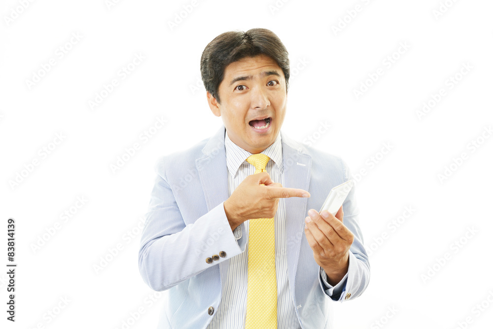 驚いた表情のビジネスマン
