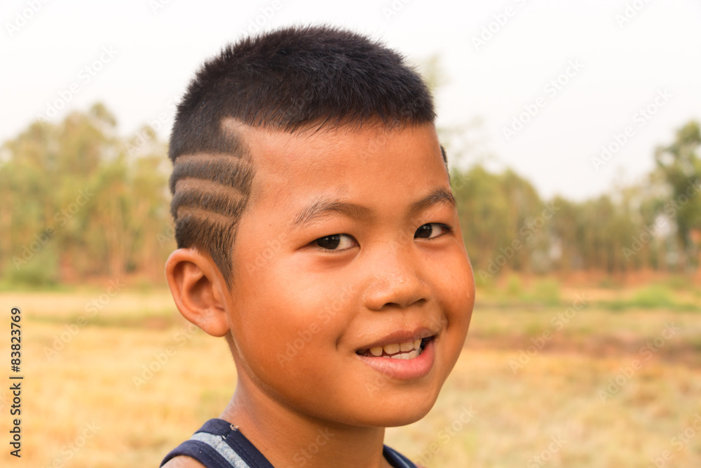 Asiatischer Junge mit moderner Frisur Asiatischer Junge mit moderner Frisur