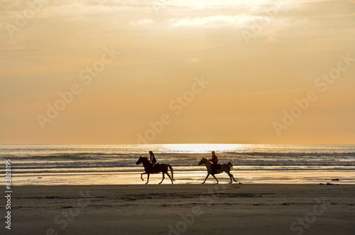 Reiter am Meer mit Sonnenuntergang