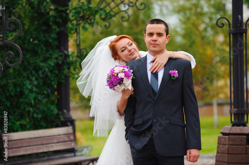 Photo bride and groom in autumn park