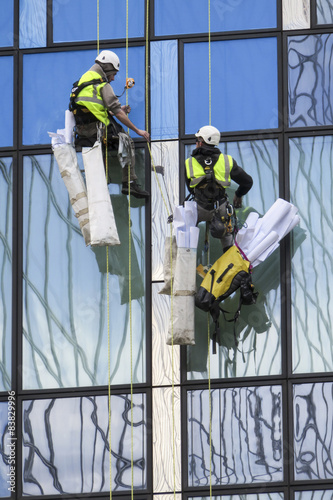 Placement d'un film de protection solaire sur vitrage extérieur