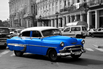 Sierkussen Foto van de dag Blauwe oldtimer in Havana Cuba  © olab214