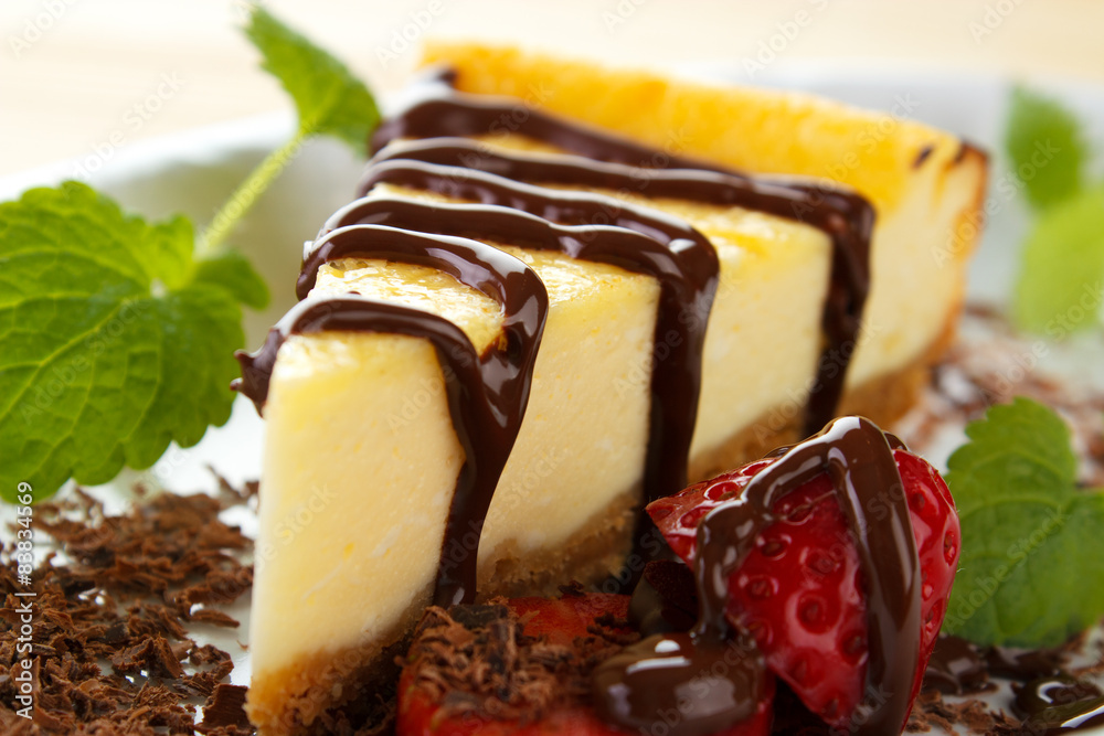Fotografie cheesecake slice with chocolate and strawberry