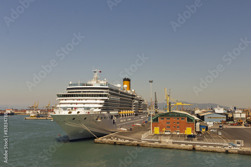 Passagierschiff im Hafen von Livorno