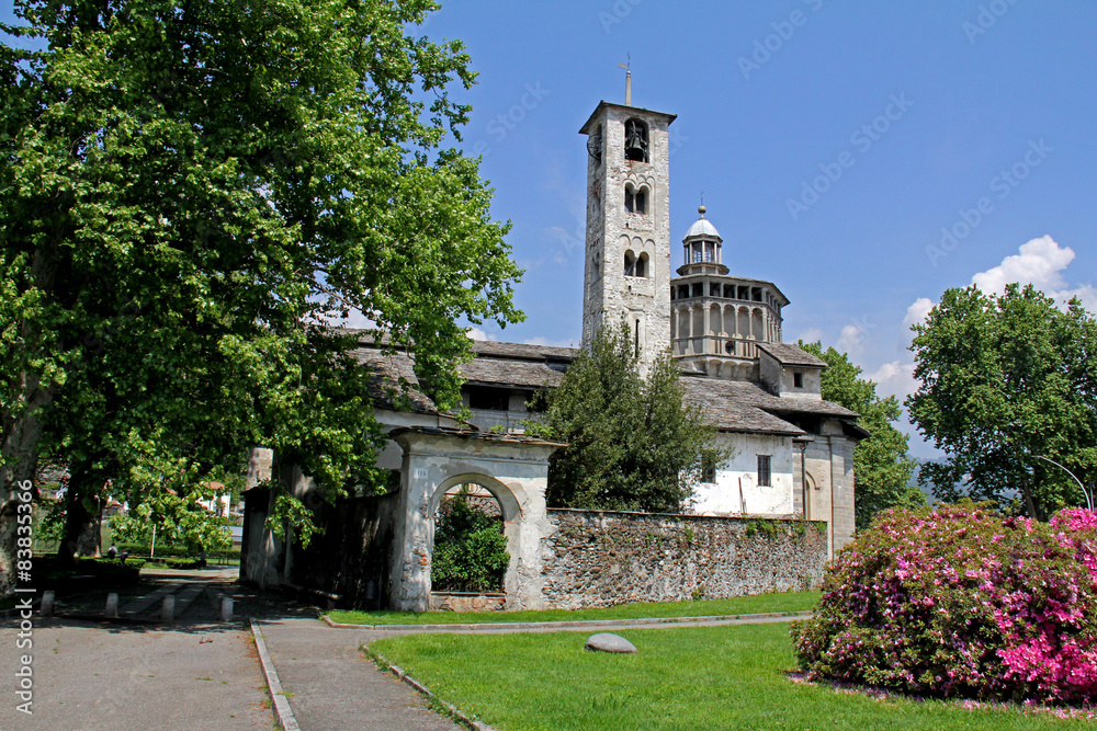 Madonna di Campagna; chiesa  con campanile romanico; Verbania