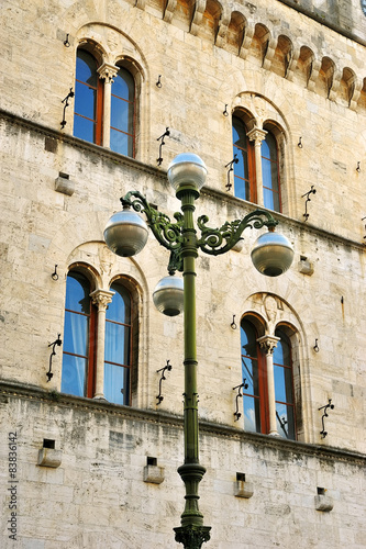 Fotografie street lamp with old wall