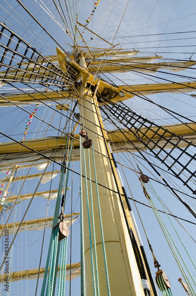 Obraz premium Ropes on the mast of a sailboat