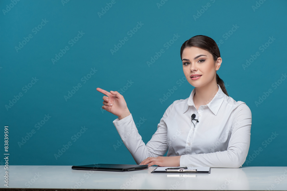Ταπετσαρία Beautiful girl tv newscaster is reporting the news
