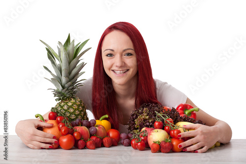 Junge Frau mit Obst und Gemüse