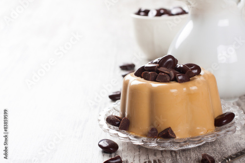 Billede på lærred Coffee panna cotta with chocolate candies