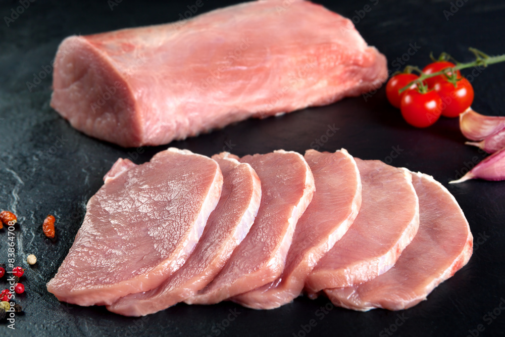 Carne fresca y cruda. Solomillo de cerdo, medallones de lomo Stock Photo