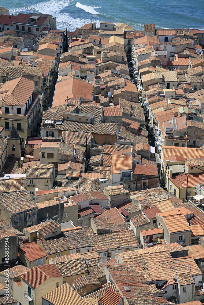 Blick über Dächer und Gassen der Altstadt von Cefalu, Sizilien