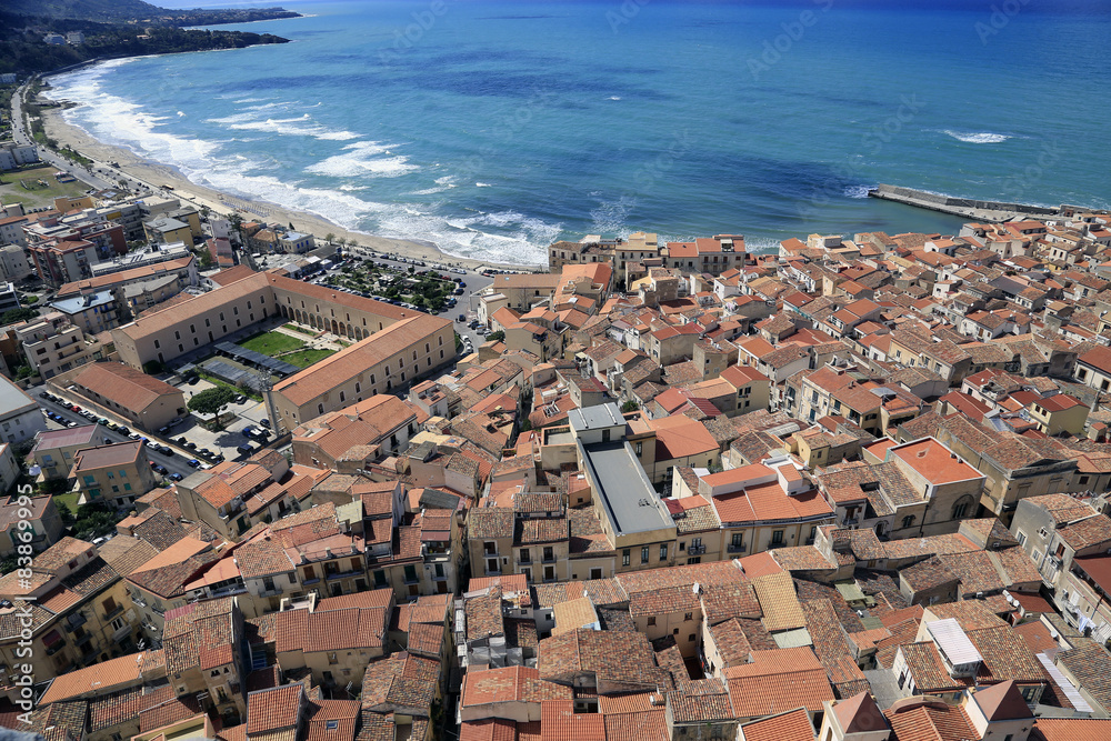 Blick vom Berg Rocca auf Strand und Altstadt  Cefalu, Sizilien