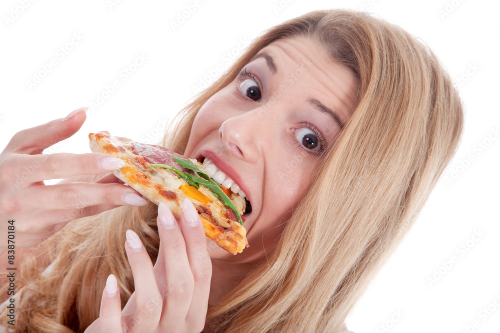Frau isst hektisch Pizza Nahaufnahme
