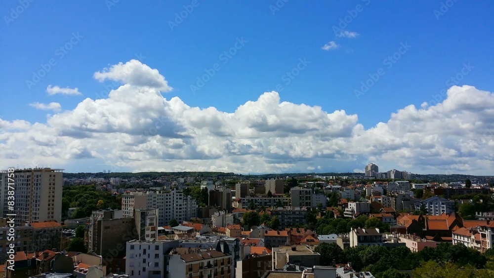 Paysage urbain et couverture nuageuse