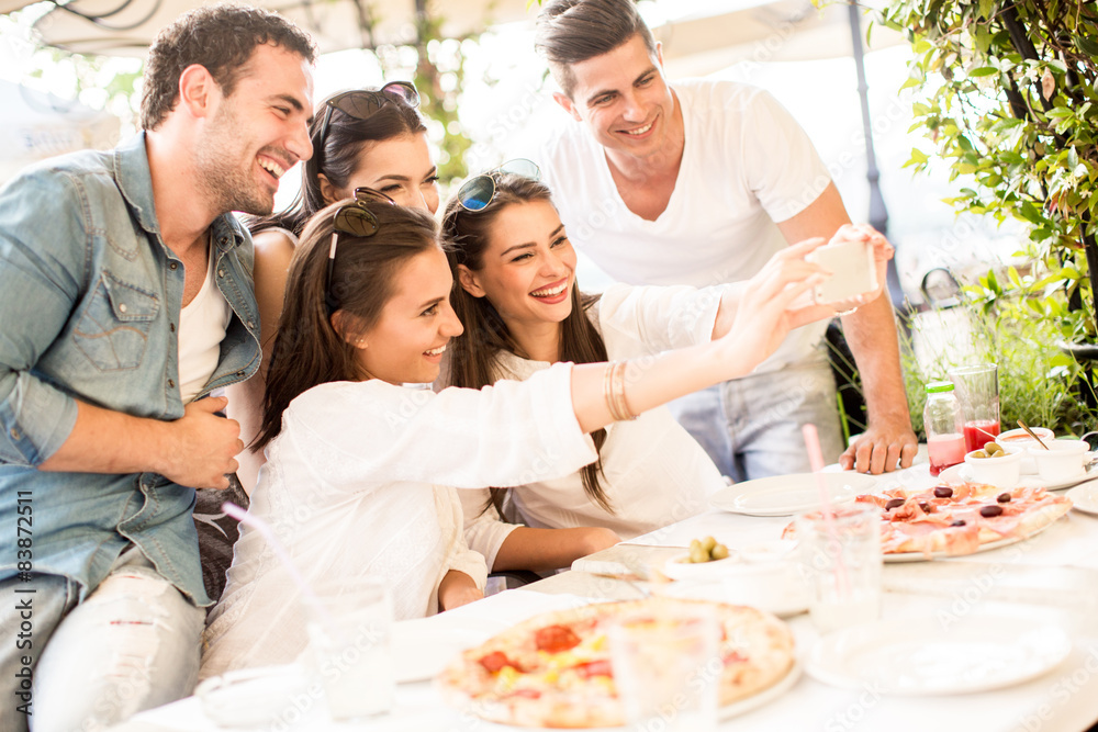 Obraz premium Young people by the table