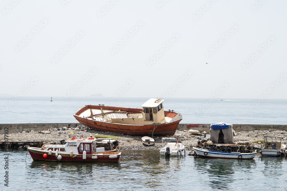 Obraz premium Gestrandete Boote am Hafen