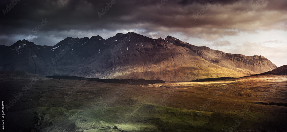 Mountain range on the Isle of Skye, UK - obrazy, fototapety, plakaty 