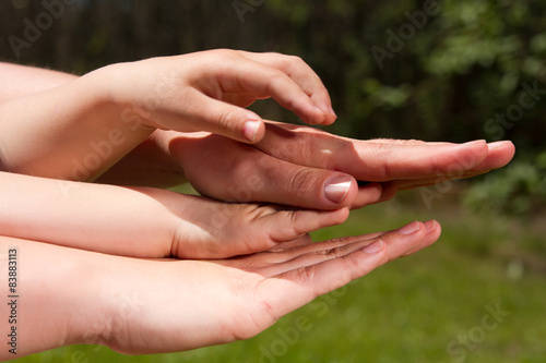 Familien Zusammenhalt - Hände übereinander © SENTELLO