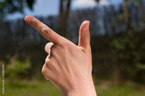 Finger zeigen eine Zahl zwei © SENTELLO