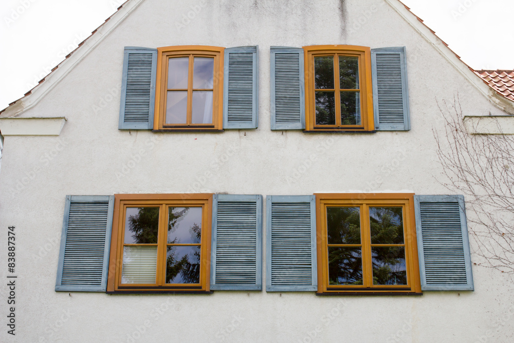 Fensterfront eines Wohnhauses