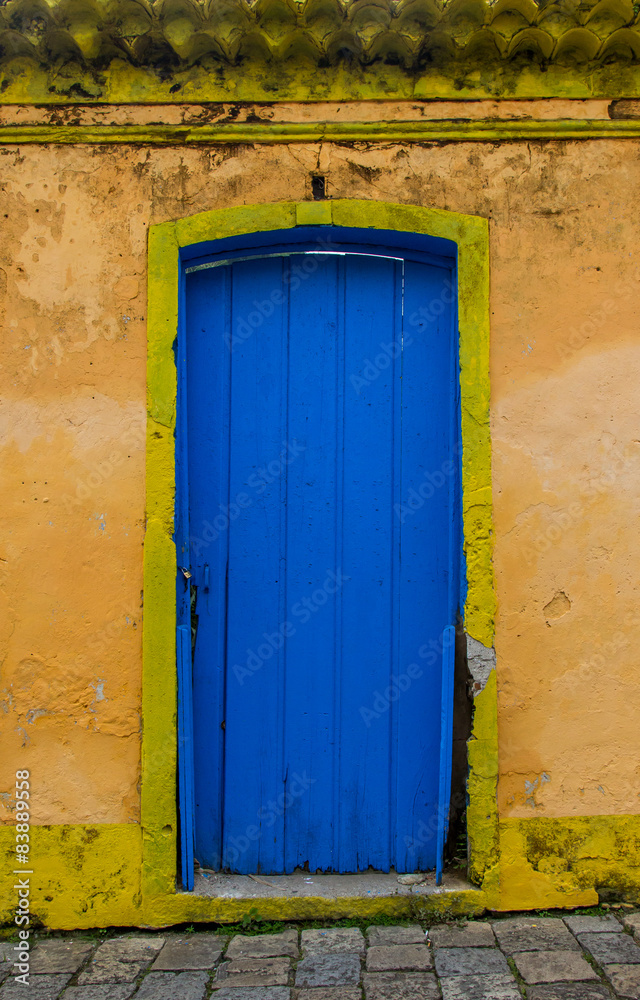 Porta em casa antiga