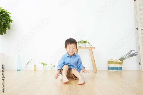 部屋に座る男の子 © siro46