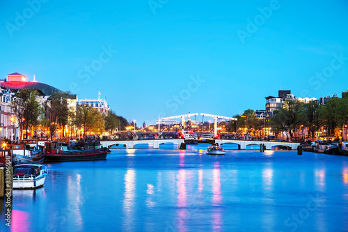 Obraz na płótnie Night city view of Amsterdam, the Netherlands w salonie