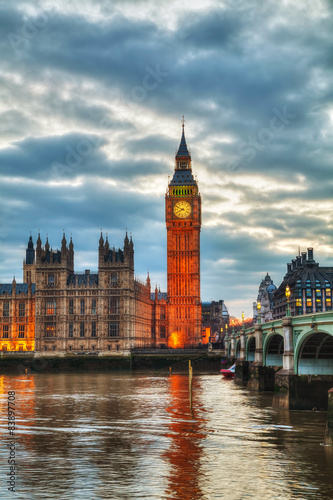 Obraz na płótnie London with the Elizabeth Tower and Houses of Parliament w salonie