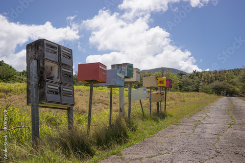 Briefkästen an einer Straße in Guadeloupe