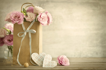 Papier peint photo Magasin de fleurs Roses et coeurs ambiance mariage vintage  © Taiga