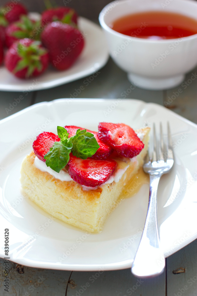 Law-fat cheesecake with strawberries and honey Law-fat cheesecake with strawberries and honey