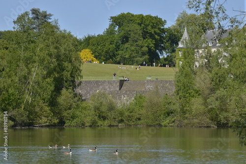 L'étang du château de la Hulpe et son mur en pierres brunes © Photocolorsteph