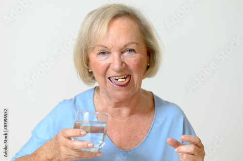 Rentnerin nimmt ihre tägliche Tablette