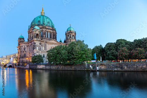 Berliner Dom auf der Museumsinsel in der blauen Stunde