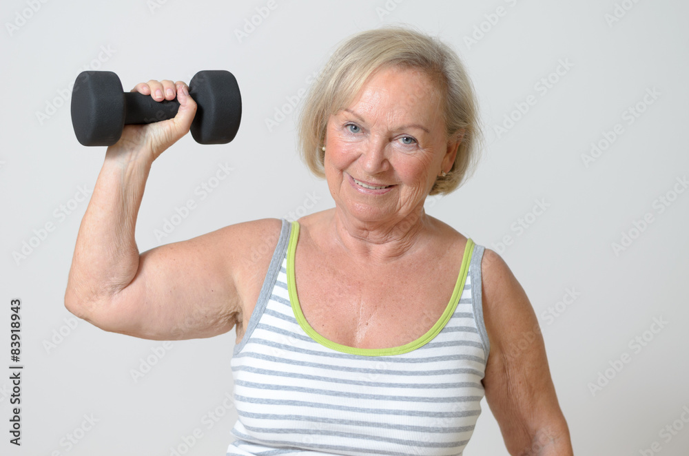 Sportliche Seniorin mit Hantel