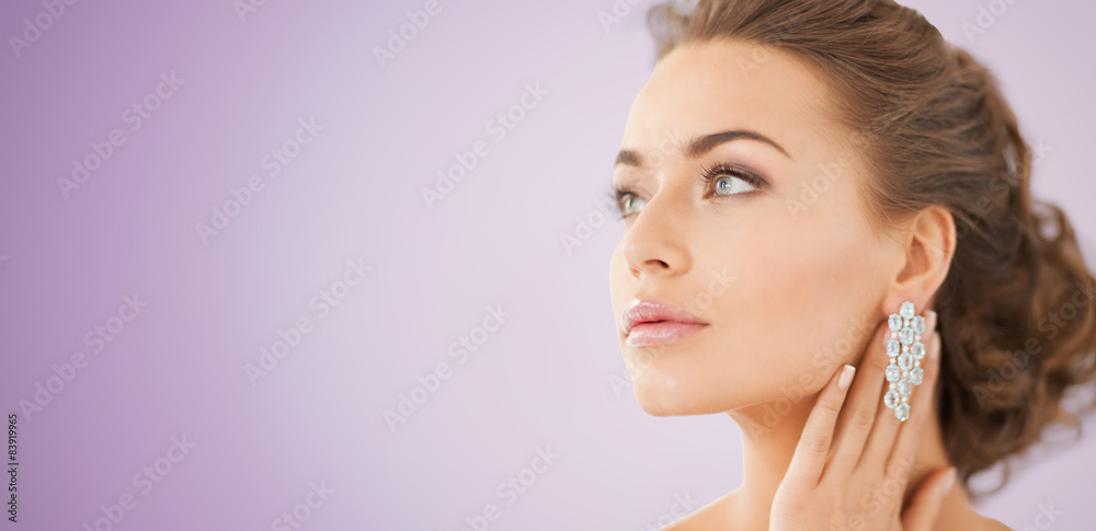 Naklejka premium woman with diamond earrings