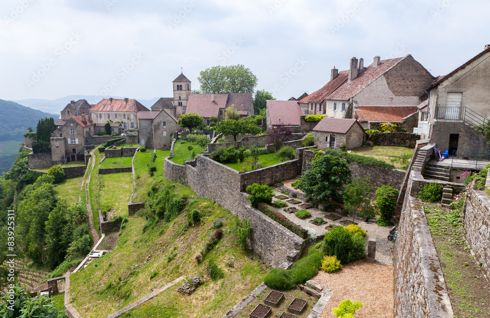 Village médiéval et jardins en terrasses
