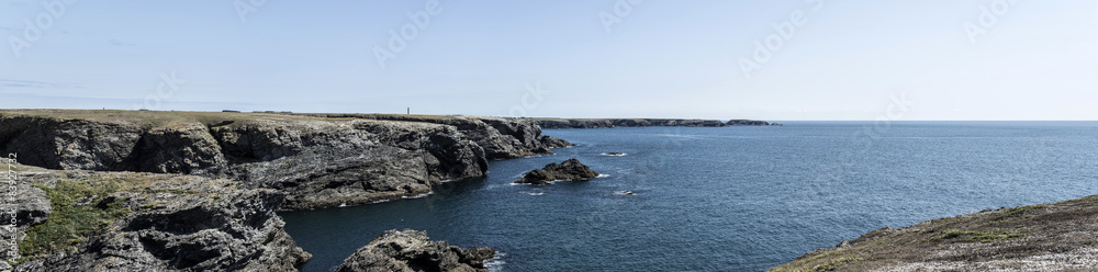 panorama de la cote sauvage d'une ile de bretagne en été