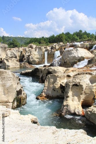 cascades du Sautadet et ses falaises,