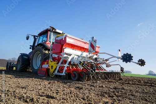 Getreideanbau - Frühjahrsbestellung, Schlepper mit Sämaschine