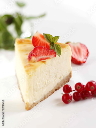 cheesecake with strawberries and red currant