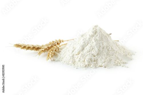 Leinwand Poster Heap von Weizenmehl mit Ährchen isoliert auf weiß