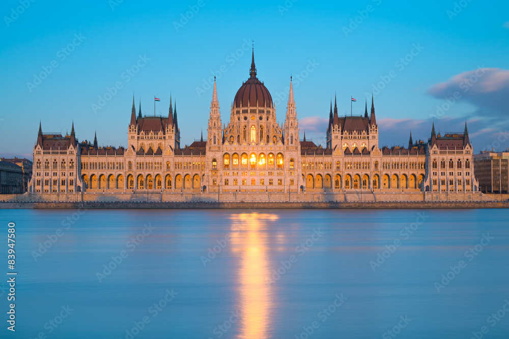 Fototapeta premium Parliament building in Budapest, Hungary on a sunset